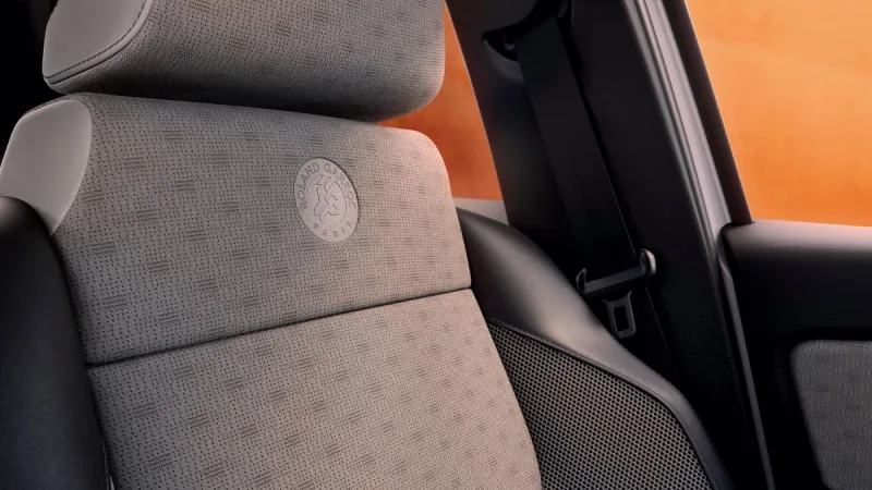 2025-renault-5-e-tech-roland-garros-10