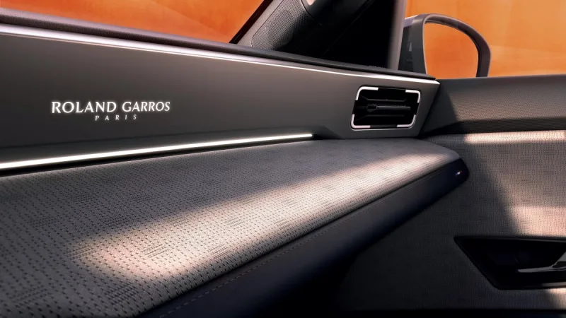 2025-renault-5-e-tech-roland-garros-12
