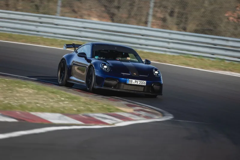 nove-porsche-911-gt3-zajelo-nordschleife-za-656249-minuty-je-tu-nejrychlejsim-seriovym-autem-s-manualni-prevodovkou-1