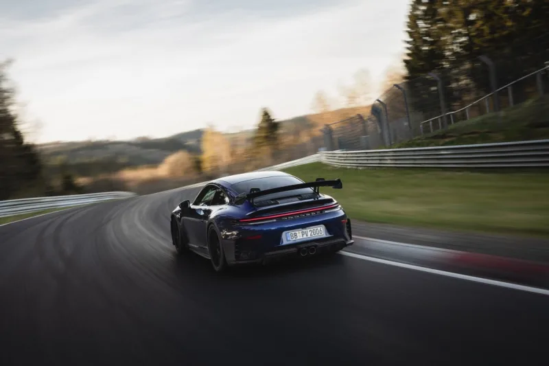 nove-porsche-911-gt3-zajelo-nordschleife-za-656249-minuty-je-tu-nejrychlejsim-seriovym-autem-s-manualni-prevodovkou-2