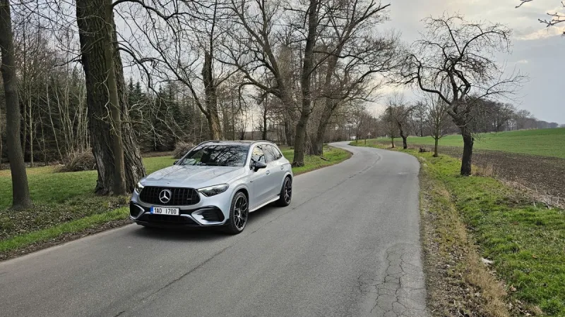 test-mercedes-amg-glc-63-s-e-performance-2025-foto-pavel-srp-39
