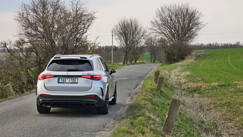 test-mercedes-amg-glc-63-s-e-performance-2025-foto-pavel-srp-40