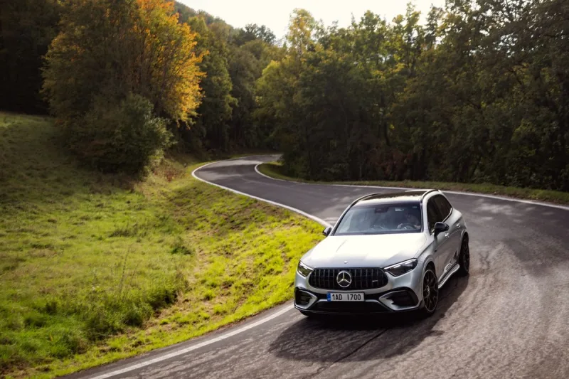 test-mercedes-amg-glc-63-s-e-performance-2025-foto-mercedes-benz