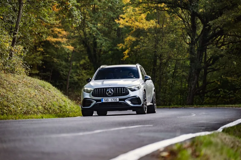 test-mercedes-amg-glc-63-s-e-performance-2025-foto-mercedes-benz-2