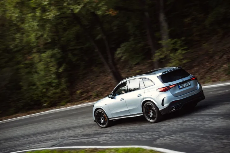 test-mercedes-amg-glc-63-s-e-performance-2025-foto-mercedes-benz-3