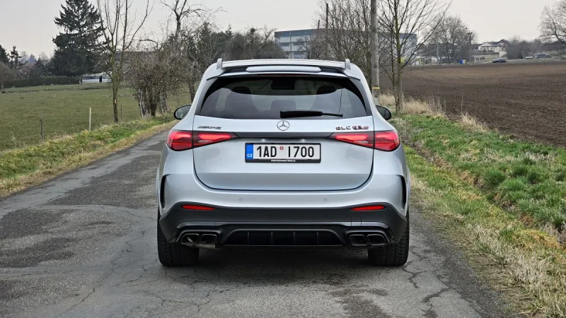 test-mercedes-amg-glc-63-s-e-performance-2025-foto-pavel-srp-6