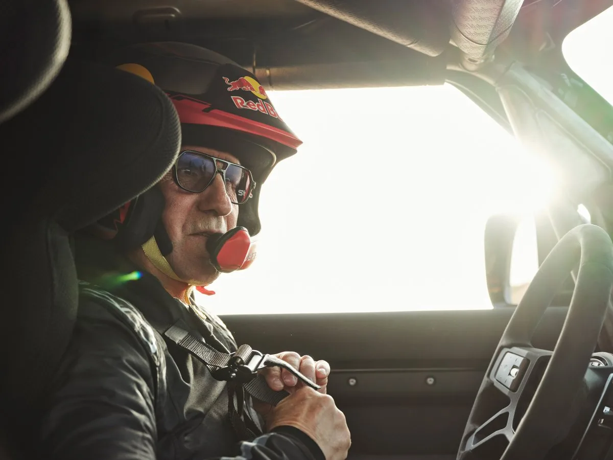 stephane-peterhansel-defender-dakar-d7x-r