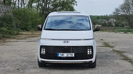 test-hyundai-staria-hybrid-16-t-gdi-hev-luxury-2025