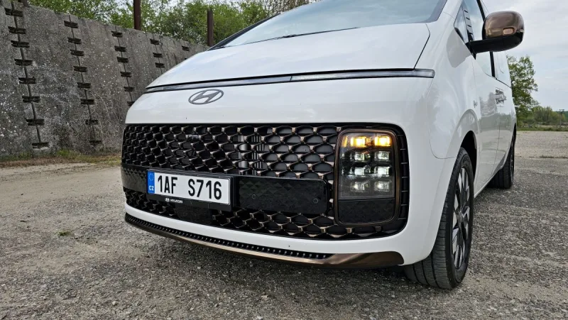 test-hyundai-staria-hybrid-16-t-gdi-hev-luxury-2025-10