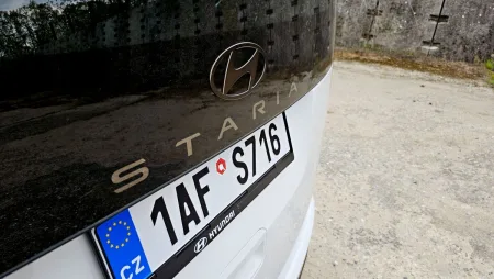 test-hyundai-staria-hybrid-16-t-gdi-hev-luxury-2025-12