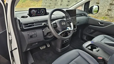 test-hyundai-staria-hybrid-16-t-gdi-hev-luxury-2025-13