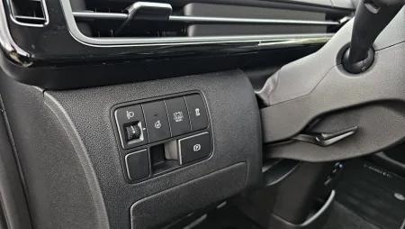 test-hyundai-staria-hybrid-16-t-gdi-hev-luxury-2025-14