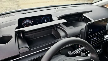 test-hyundai-staria-hybrid-16-t-gdi-hev-luxury-2025-15
