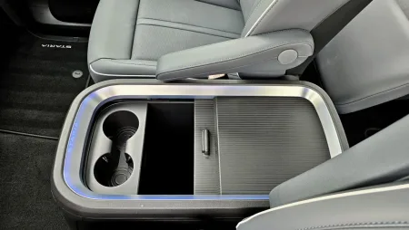 test-hyundai-staria-hybrid-16-t-gdi-hev-luxury-2025-17
