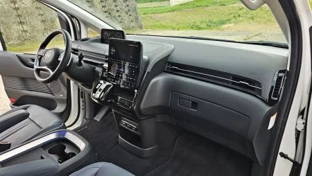 test-hyundai-staria-hybrid-16-t-gdi-hev-luxury-2025-18