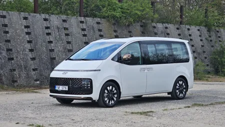 test-hyundai-staria-hybrid-16-t-gdi-hev-luxury-2025-2