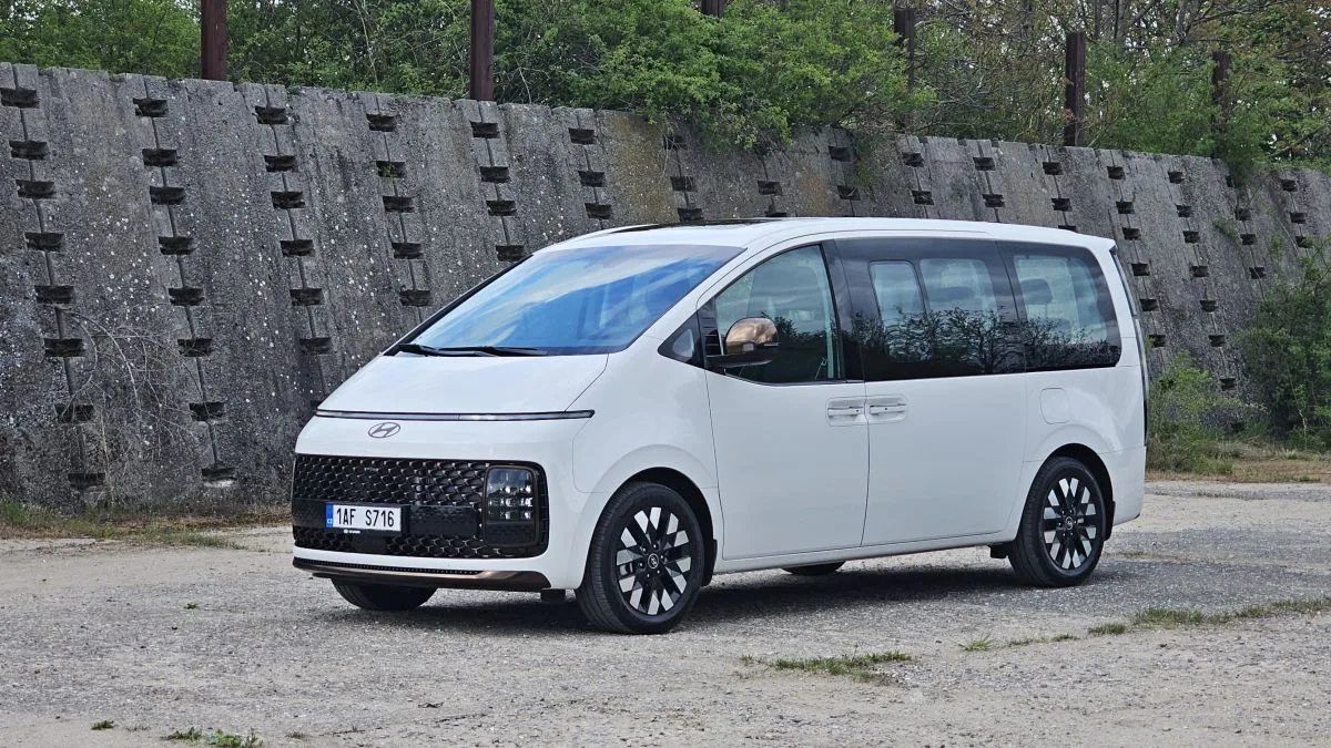 test-hyundai-staria-hybrid-16-t-gdi-hev-luxury-2025-2