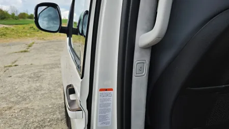 test-hyundai-staria-hybrid-16-t-gdi-hev-luxury-2025-22