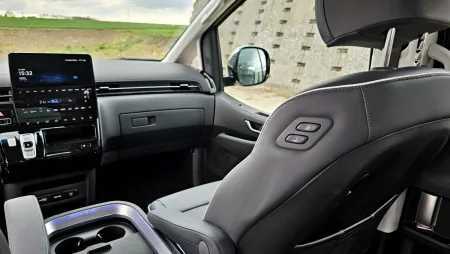 test-hyundai-staria-hybrid-16-t-gdi-hev-luxury-2025-26