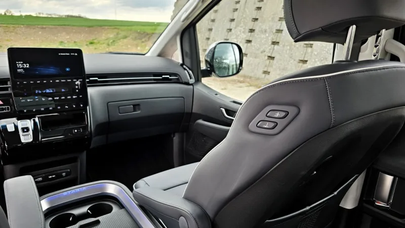 test-hyundai-staria-hybrid-16-t-gdi-hev-luxury-2025-26