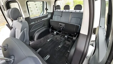 test-hyundai-staria-hybrid-16-t-gdi-hev-luxury-2025-28