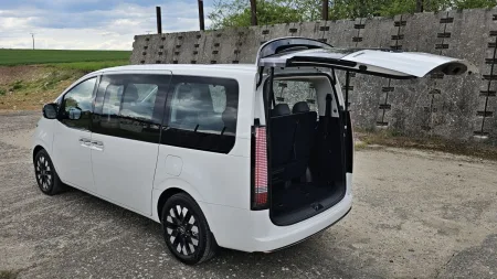 test-hyundai-staria-hybrid-16-t-gdi-hev-luxury-2025-29