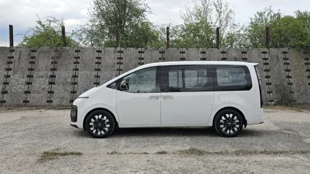 test-hyundai-staria-hybrid-16-t-gdi-hev-luxury-2025-3