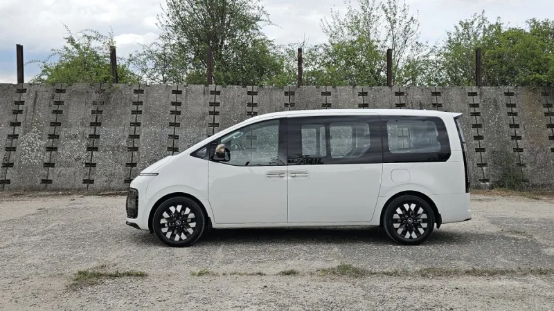test-hyundai-staria-hybrid-16-t-gdi-hev-luxury-2025-3