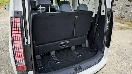 test-hyundai-staria-hybrid-16-t-gdi-hev-luxury-2025-30