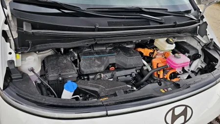 test-hyundai-staria-hybrid-16-t-gdi-hev-luxury-2025-33