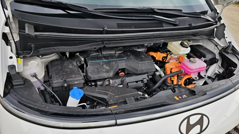test-hyundai-staria-hybrid-16-t-gdi-hev-luxury-2025-33
