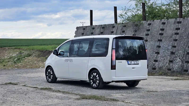 test-hyundai-staria-hybrid-16-t-gdi-hev-luxury-2025-4