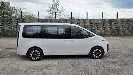 test-hyundai-staria-hybrid-16-t-gdi-hev-luxury-2025-7