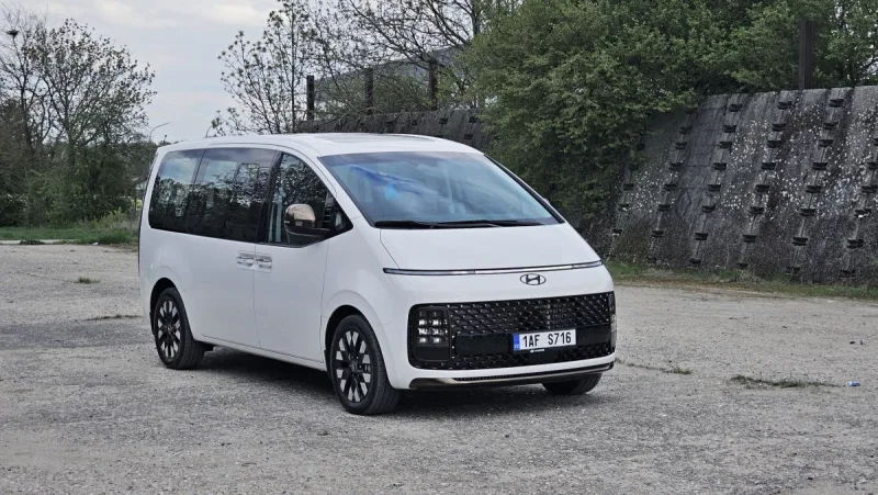 test-hyundai-staria-hybrid-16-t-gdi-hev-luxury-2025-8