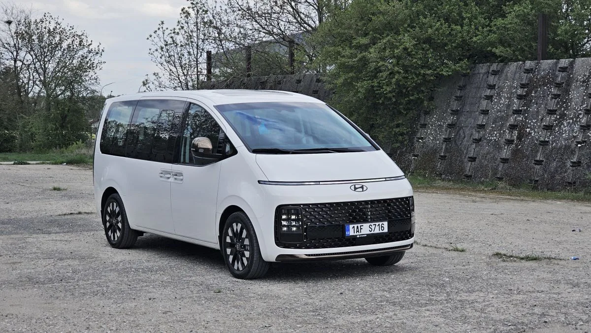 test-hyundai-staria-hybrid-16-t-gdi-hev-luxury-2025-8