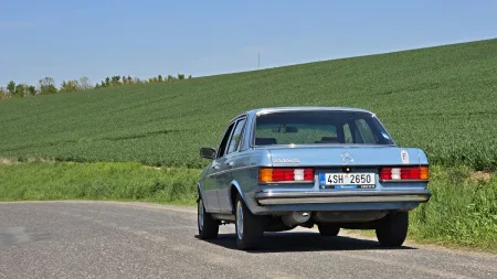 test-ojetiny-mercedes-benz-230-e-w123-1982-12