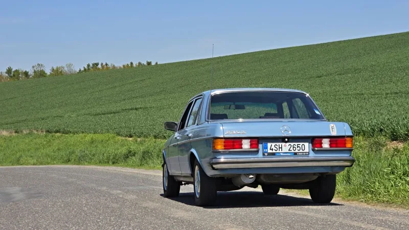 test-ojetiny-mercedes-benz-230-e-w123-1982-12