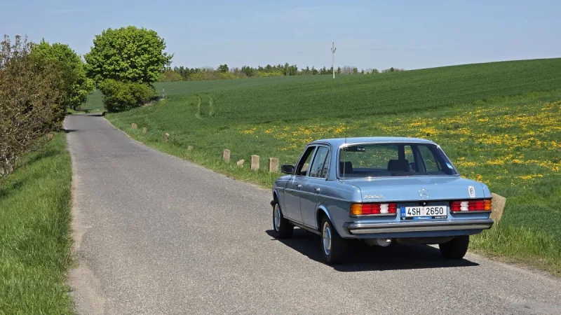test-ojetiny-mercedes-benz-230-e-w123-1982-3