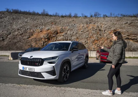 automaticke-parkovani-aplikace-telefon-skoda