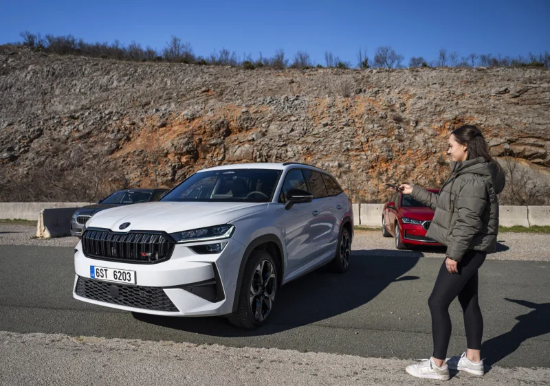 automaticke-parkovani-aplikace-telefon-skoda