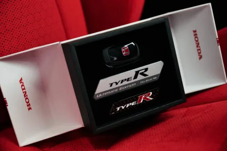 2025-honda_civic_type_r_ultimate_edition-6