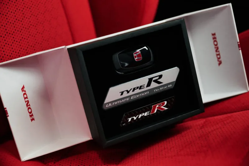 2025-honda_civic_type_r_ultimate_edition-6