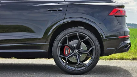 test-2025-audi-rs-q8-performance-13