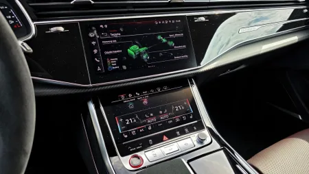 test-2025-audi-rs-q8-performance-23