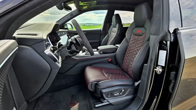 test-2025-audi-rs-q8-performance-26