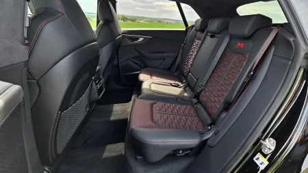 test-2025-audi-rs-q8-performance-30