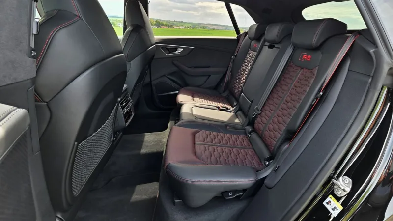 test-2025-audi-rs-q8-performance-30
