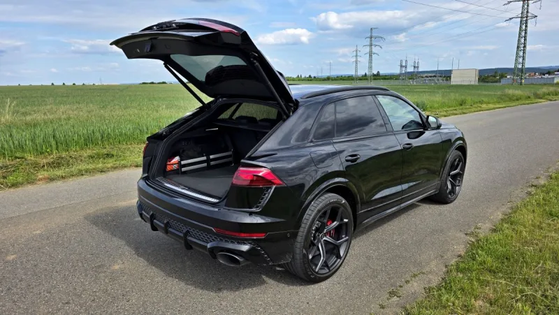 test-2025-audi-rs-q8-performance-32