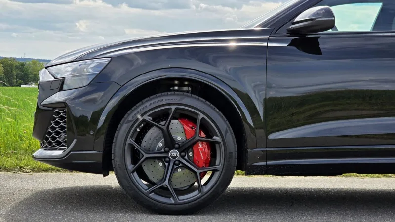 test-2025-audi-rs-q8-performance-9