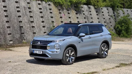 test-mitsubishi-outlander-phev-2025